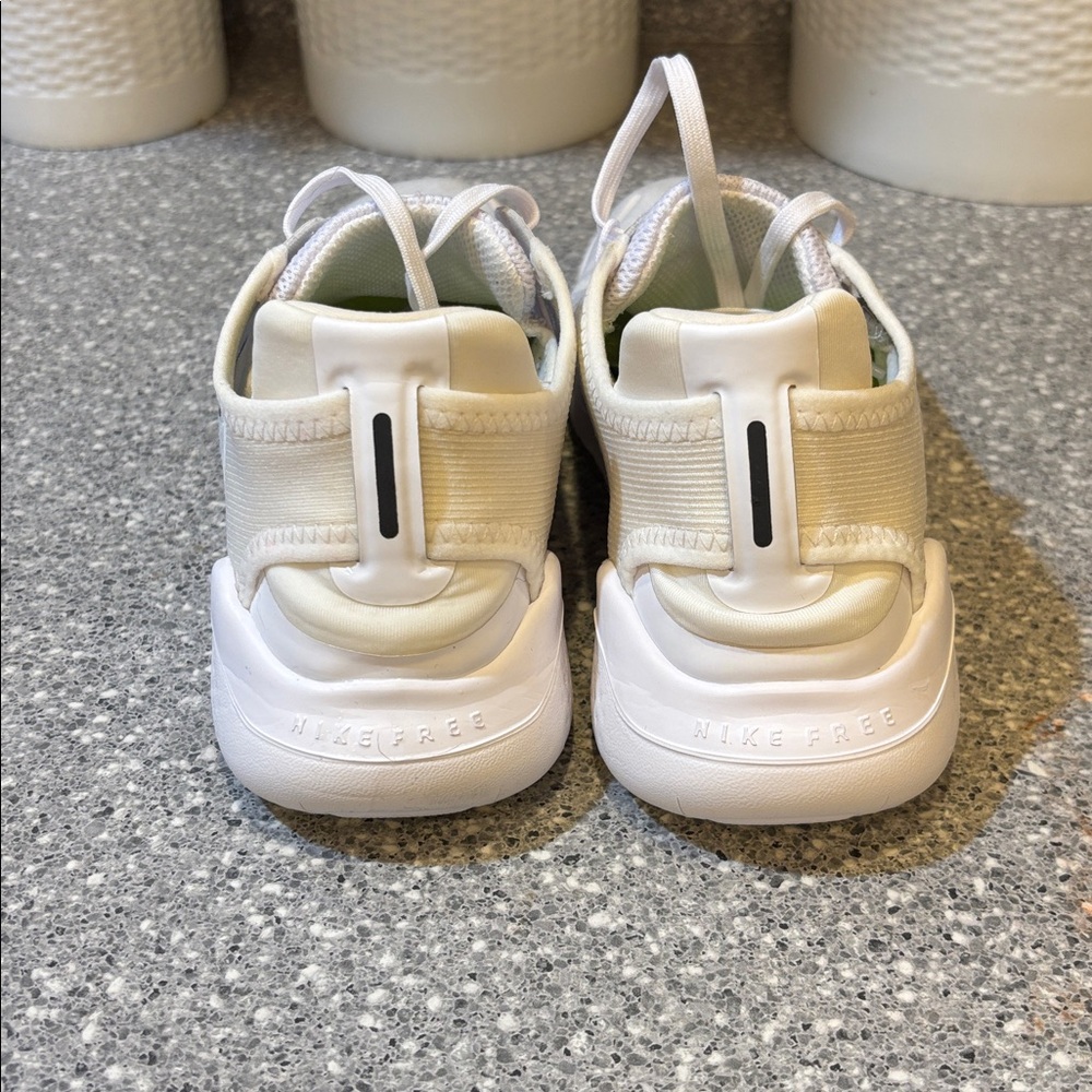 Nike 942837-100 RN Women’s Nike White and Black size 8 - Picture 3 of 6